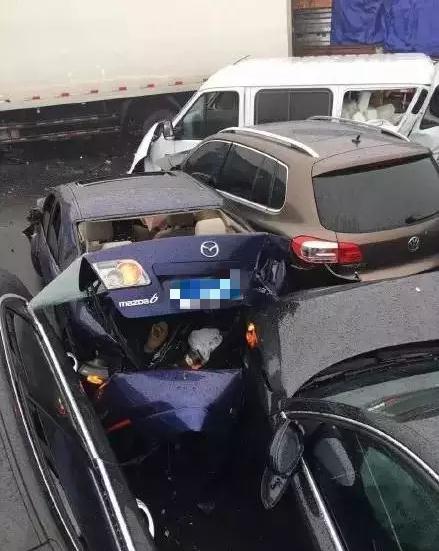 行車記錄儀視頻曝光!滬蓉高速25車連環相撞原因找到了 行車記錄儀視頻曝光!滬蓉高速25車連環相撞原因找到了