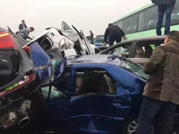 行車記錄儀視頻曝光!滬蓉高速25車連環相撞原因找到了 行車記錄儀視頻曝光!滬蓉高速25車連環相撞原因找到了